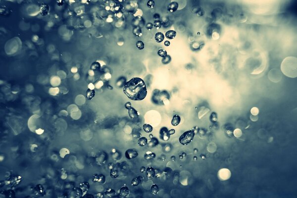 The purity of rain in water droplets and bubbles