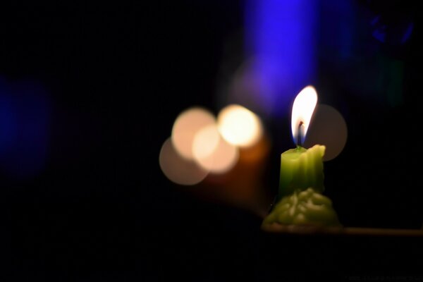 Candela corta verde con riflessi di luce