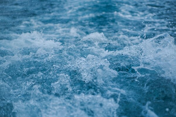 Les eaux bouillonnantes de la rivière C se précipitent à grande vitesse