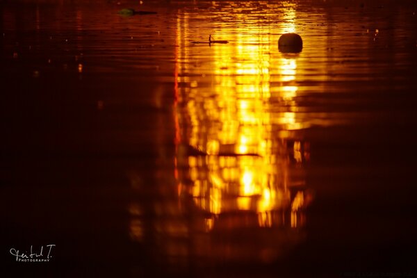 Orangefarbene Reflexion in klarem Wasser