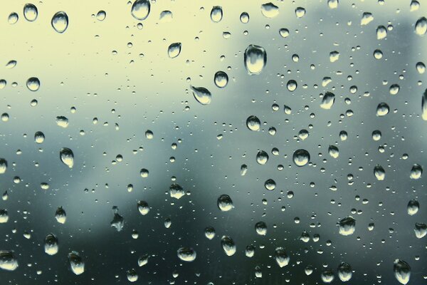 Gouttes de pluie sur verre mouillé