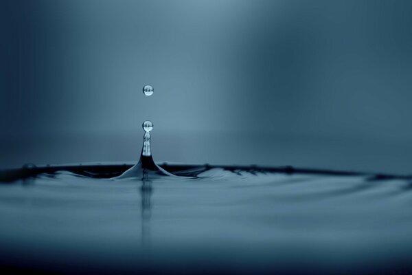 Wassertropfen auf grauem Hintergrund