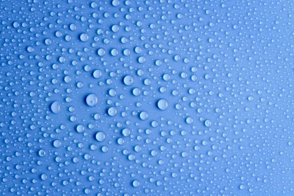 Gotas de agua sobre fondo azul