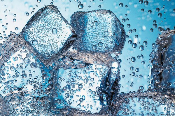 Glaçons dans l eau gazeuse