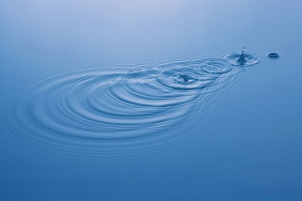 A trail of drops on cold water