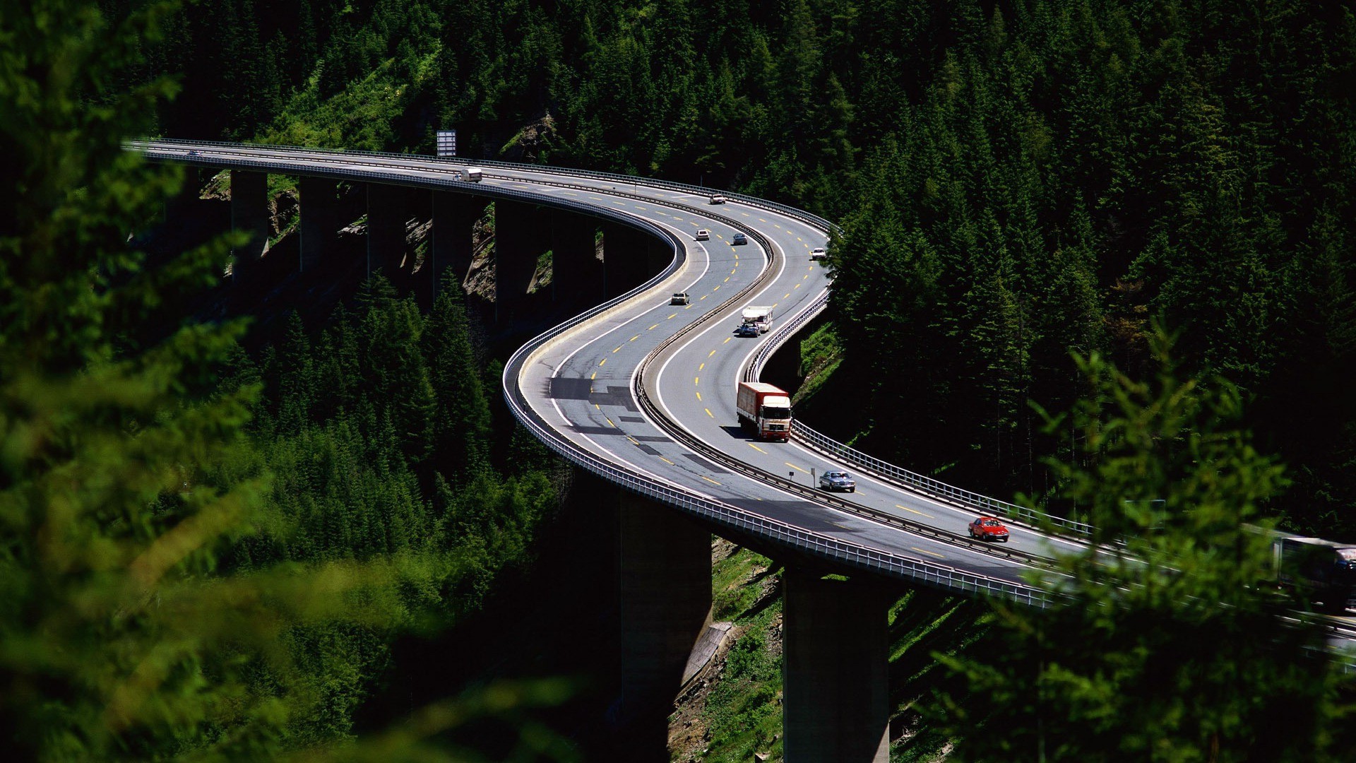 miasta i architektura droga na zewnątrz system transportu podróże drewno drewno przewodnik trawa światło dzienne natura samochód lato autostrada samochód krajobraz most