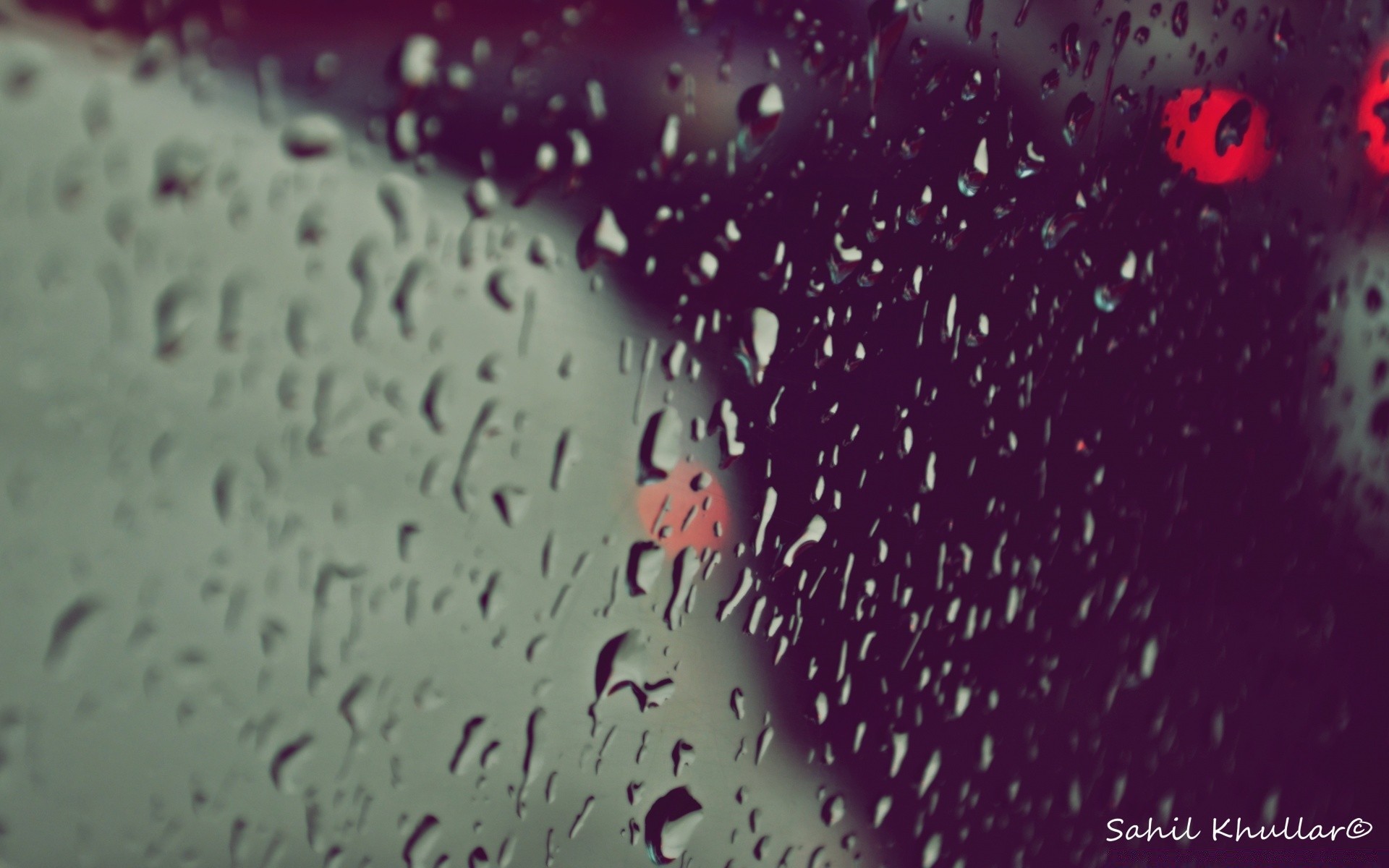 gotas y agua gota lluvia mojado agua burbuja rocío resumen movimiento desenfoque salpicaduras gotas escritorio líquido bajo el agua limpieza ciencia