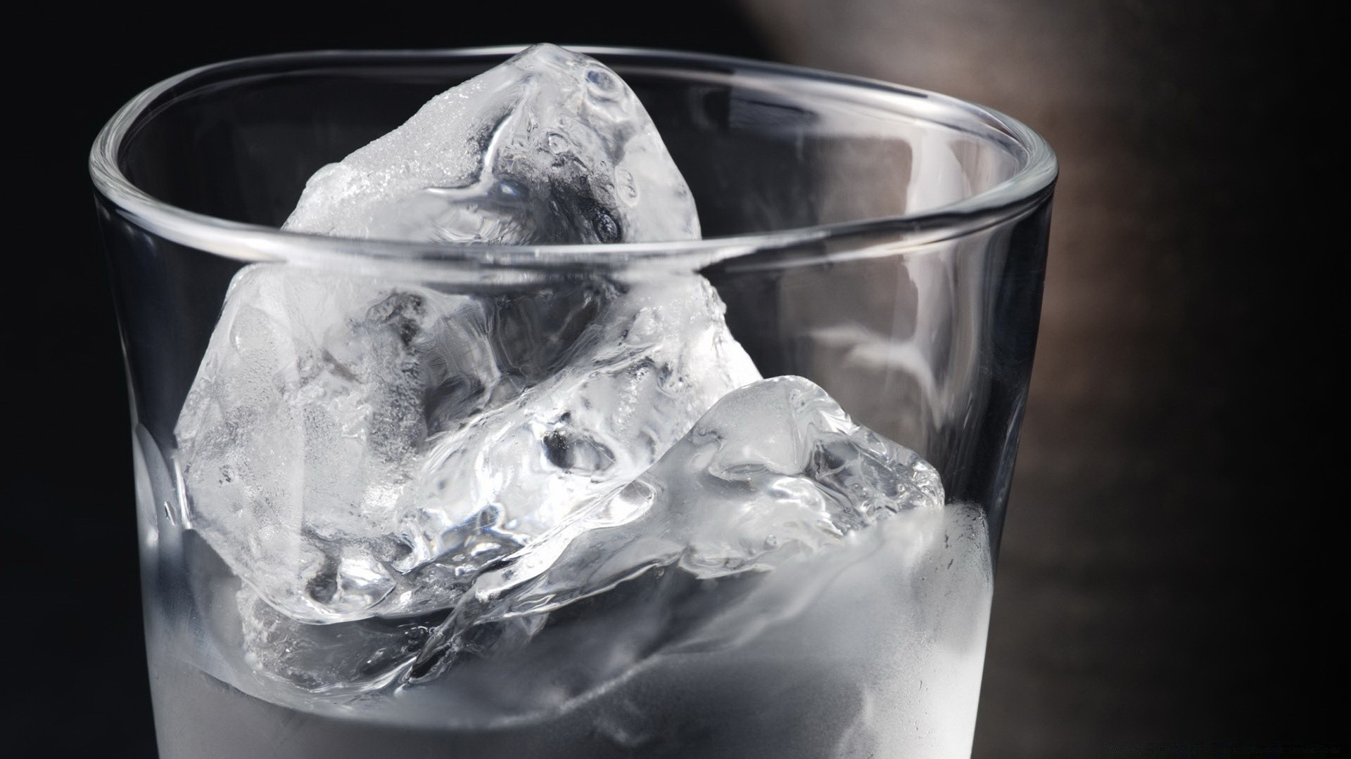 gotas e água gelo frio beber vidro refresco legal congelado líquido bar molhado bolha água gota sede limpo cubo coquetel claro copo