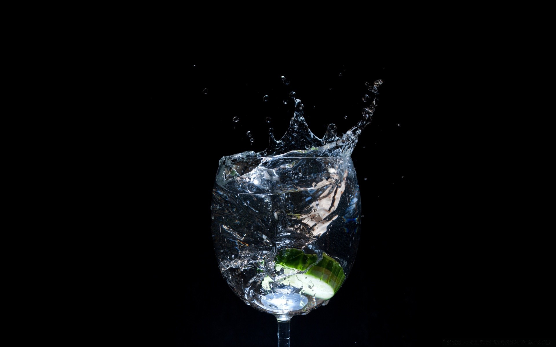 tröpfchen und wasser trinken tropfen wasser spritzen nass blase flüssigkeit bewegung glas fließen kalt sauber sauber unterwasser tropfen klar welligkeit durst wein