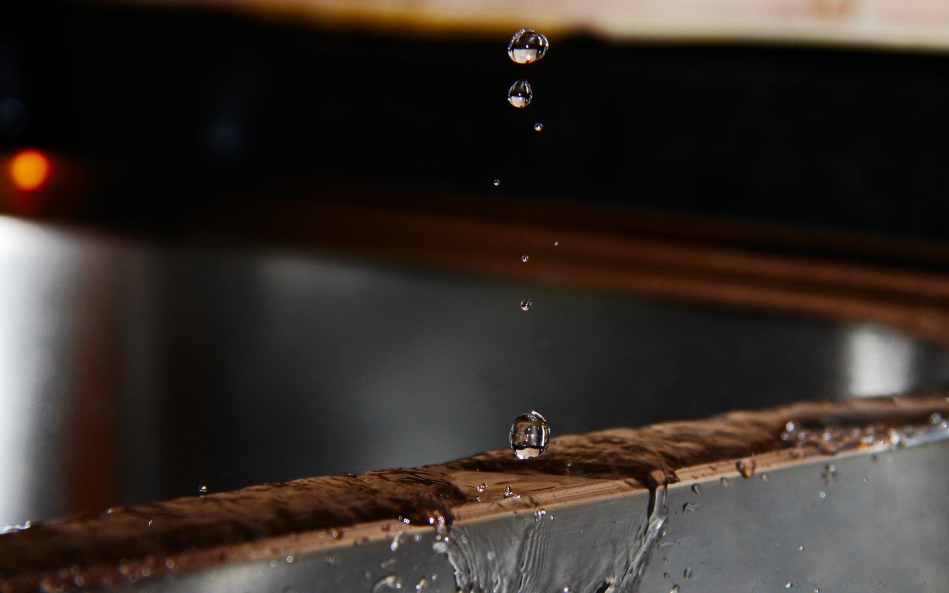 gotas e água chuva madeira borrão gota reflexão ação