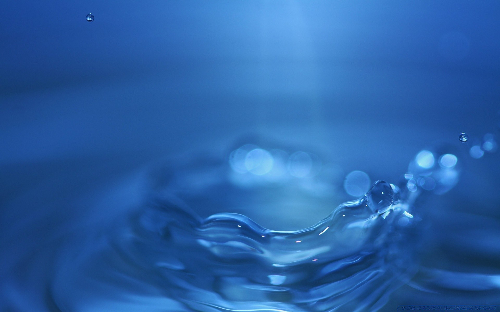 gotas y agua gota burbuja mojado agua limpio lluvia splash limpio gotas claro líquido bajo el agua movimiento ondulación onda beber turquesa momento suave