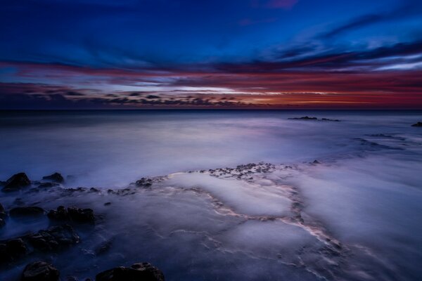 ATARDECER O AMANECER SOBRE EL MAR DE NIEBLA