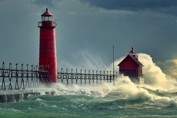 Um oceano furioso com um farol