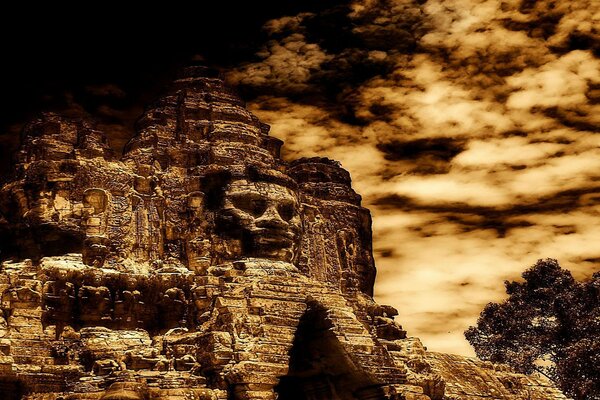 Arquitectura antigua. Relieve de la cara en la roca. Puesta de sol en ruinas antiguas