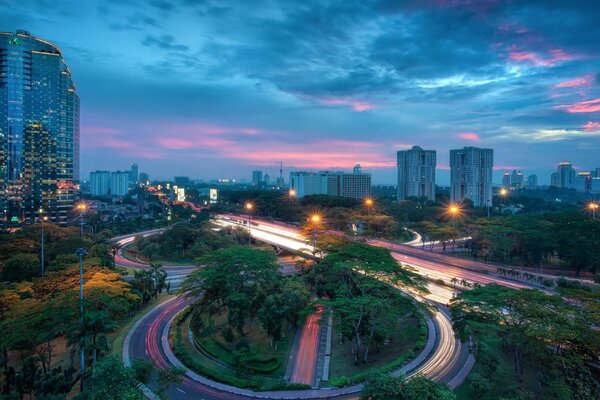 清晨的城市在黎明醒来