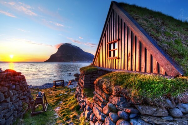 Amanecer junto al mar y la casa del pescador