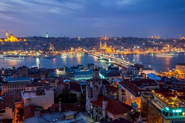 Cidade à beira da água, noite e luzes