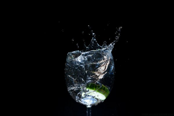 Splash of water in a glass with lime