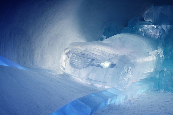 Máquina de hielo en la cueva de invierno