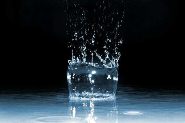 Macro shooting of drops of falling water with high splashes