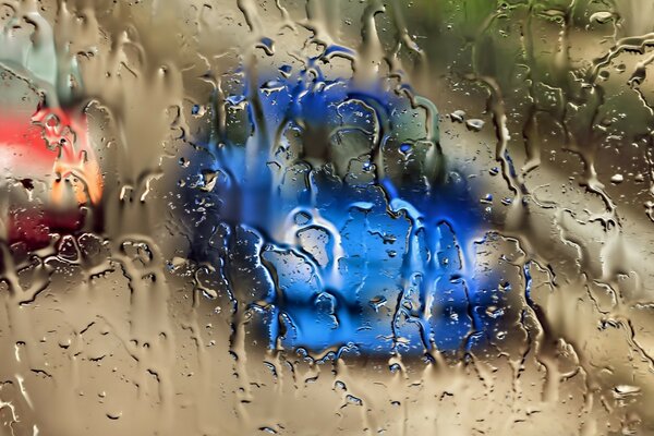 Starker Regen vor dem Fenster während des Mittagessens