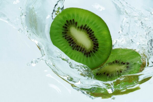 Trozos de kiwi cayendo al agua