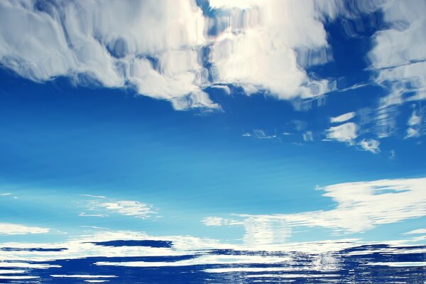 Cielo azul en el reflejo del agua