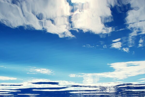 Céu azul em reflexão de água