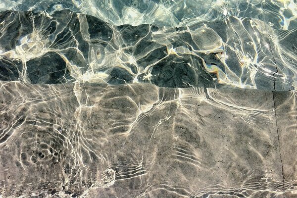 L eau cristalline sur BERU avec des reflets