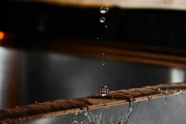 Gouttes de pluie tombent sur le bois