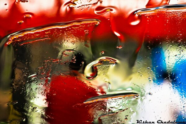 A drop of water on a red and blue background