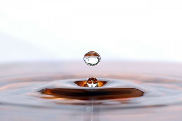 Goutte magique sur la surface du thé