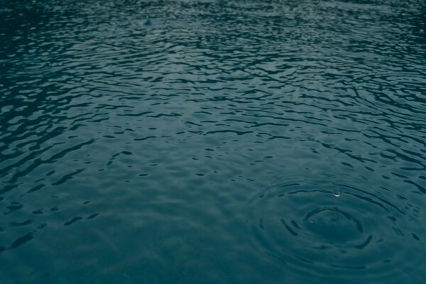 Raindrops in water with streaks