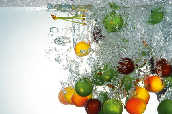 Frisches Obst in sauberem Wasser