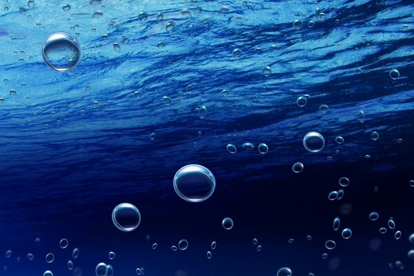 قطرات من الماء النظيف في البحر