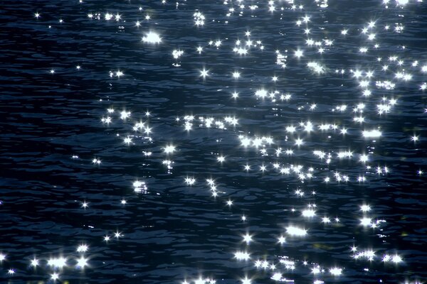 Blendung des Lichts auf der Wasseroberfläche