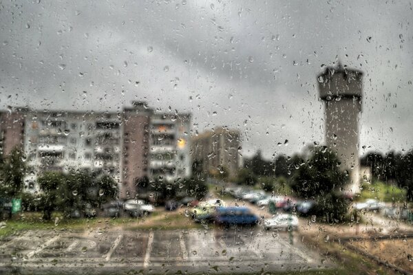 Blick aus dem Fenster auf die regnerische Stadt