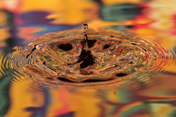 Ein Tropfen, der in die Wasseroberfläche gefallen ist