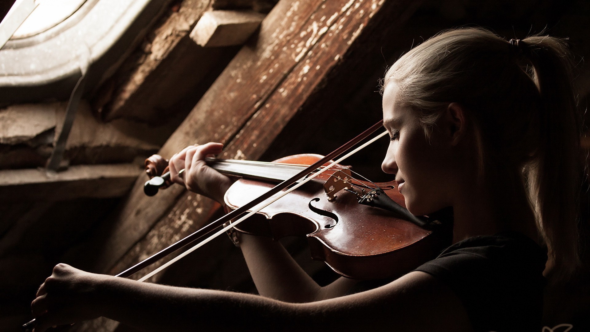 muzycy muzyka muzyk jeden instrument skrzypce koncert klasyczny skrzypek portret wydajność dorosły kryty