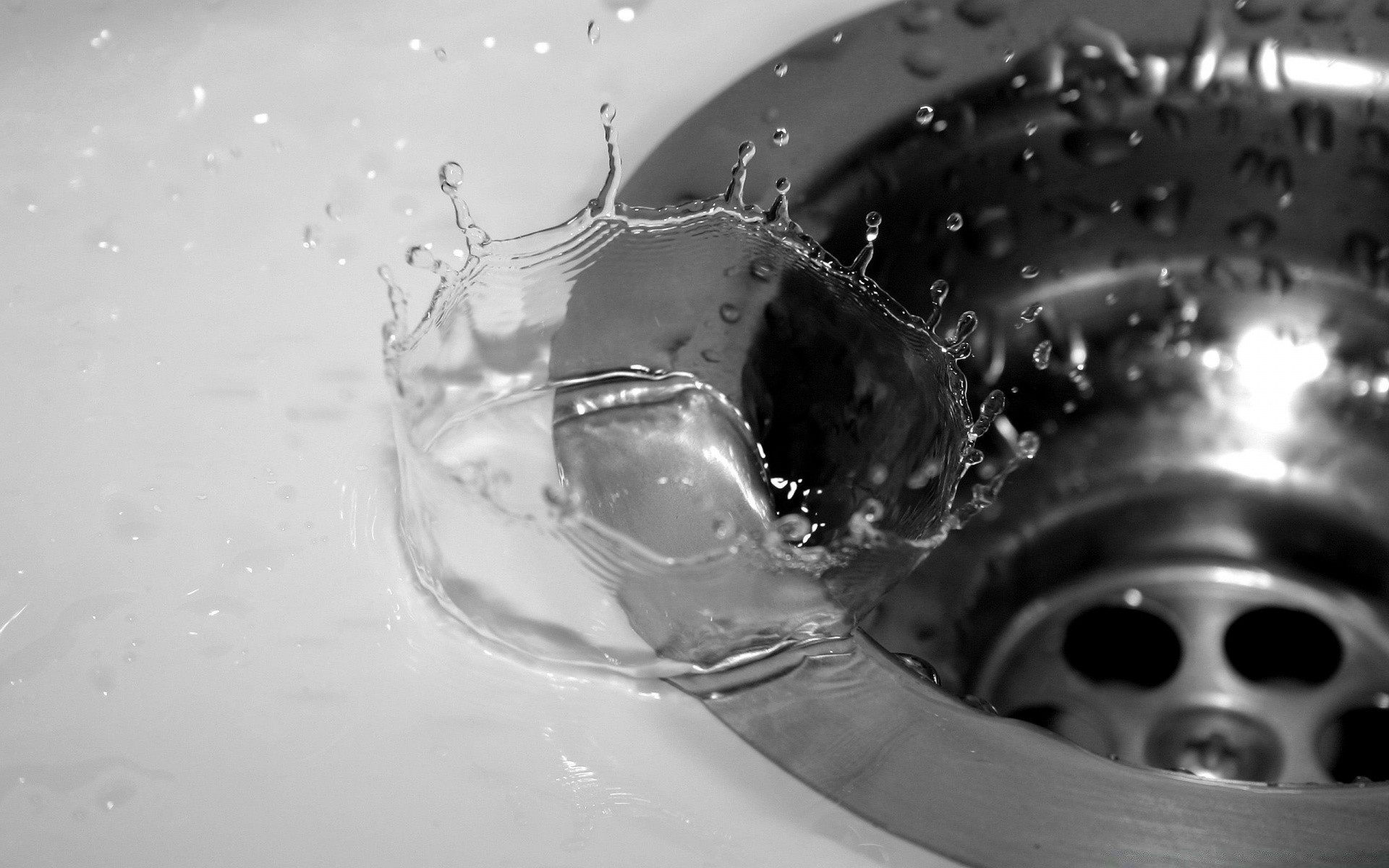 gotas y agua gota chapoteo mojado burbuja agua líquido limpio frío beber movimiento gotas lavado punta de goteo limpieza reflexión lluvia claro vidrio flujo fresco