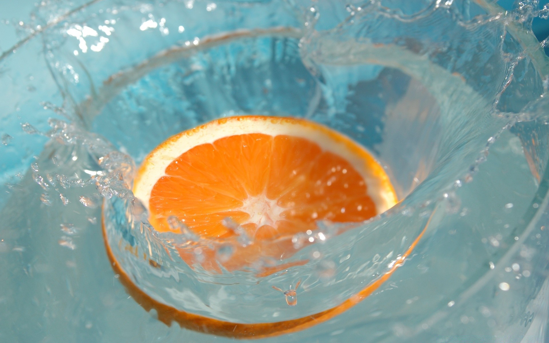 Девушки с апельсином под каплями воды бесплатно