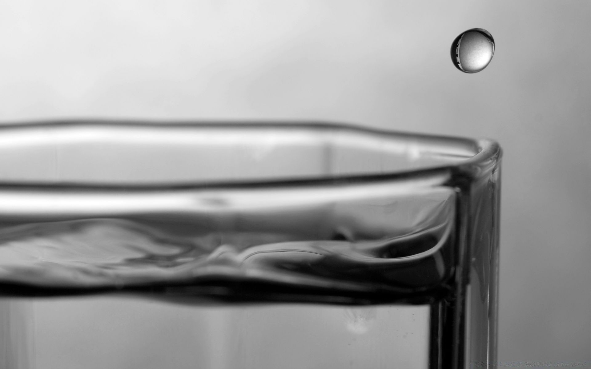 tröpfchen und wasser monochrom stillleben reflexion drinnen wasser