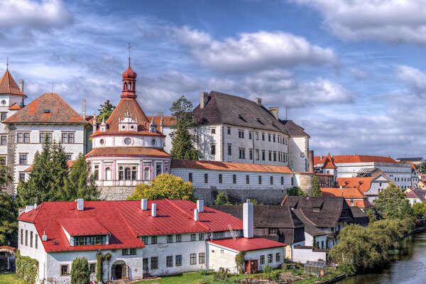 Majestatyczny zamek na tle zachmurzonego nieba