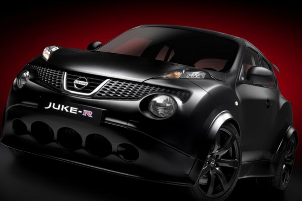 Nissan Juke negro sobre fondo rojo oscuro