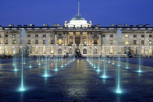 Fuentes iluminadas cerca del antiguo Palacio