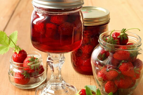 Geléia de morango caseira em latas