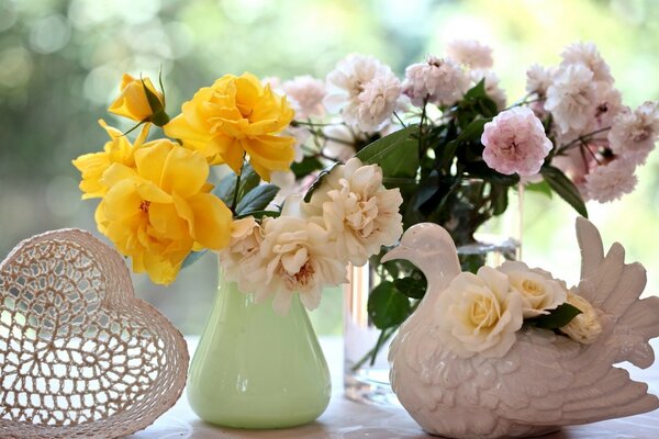 الحمام والزهور في المزهريات على الطاولة