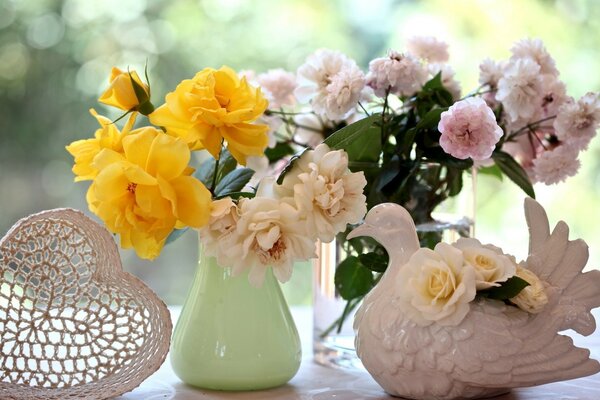 Taube und Blumen in Vasen auf dem Tisch