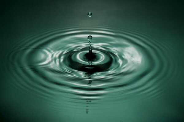 Una gota deja círculos en el agua