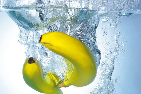 Banane gettate in acqua. Belle gocce